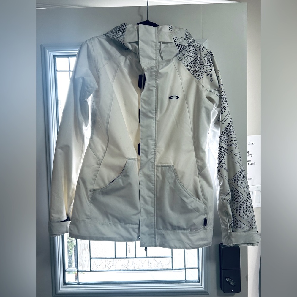 Oakley’s snowboarding over shell coat. Medium in new condition